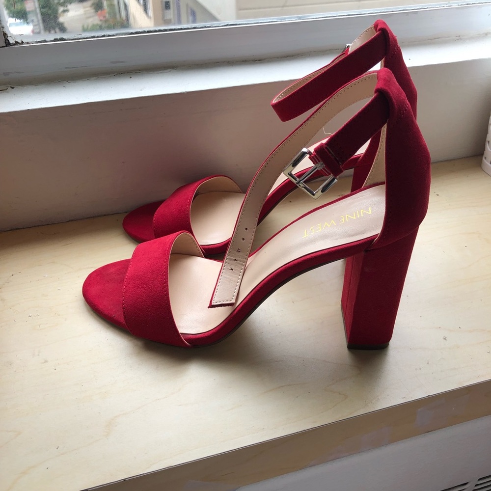 ⭐️SIZE 7 RED HEELS⭐️